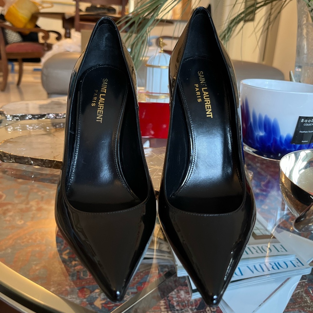 Yves sain Laurent heels closed toe size 8
